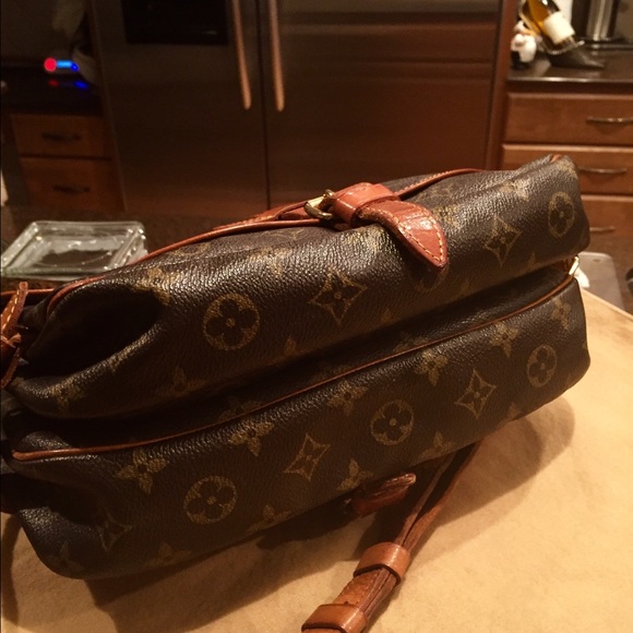 Louis Vuitton Saumur 30 CrossBody - Picture 3 of 9